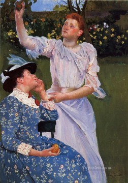 María Cassatt Painting - Mujer joven recogiendo fruta madres hijos Mary Cassatt